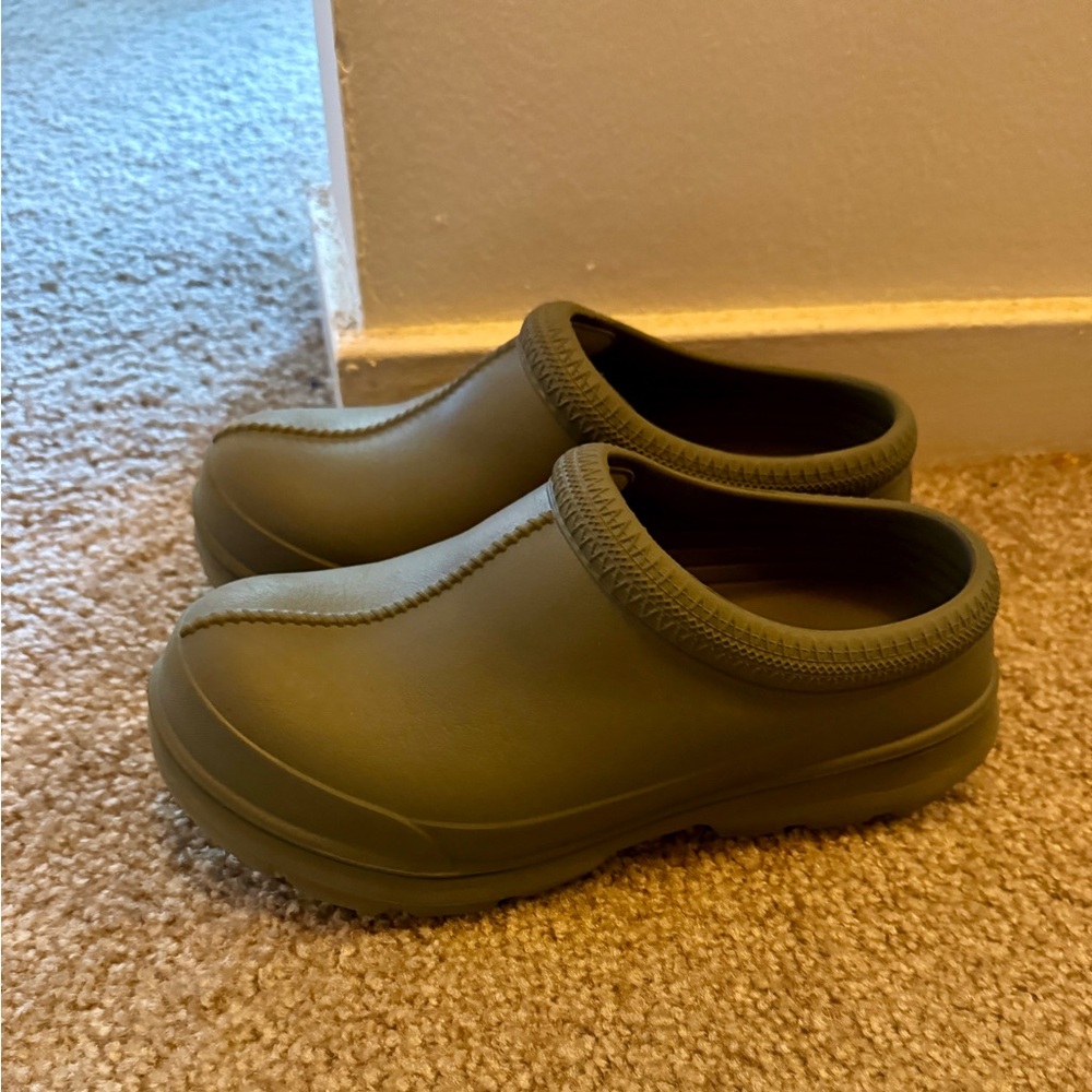 Ugg rubber clogs